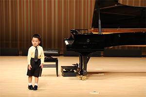 赤澤希海 君(4才7ヶ月)　メリーさんのひつじ　外国曲